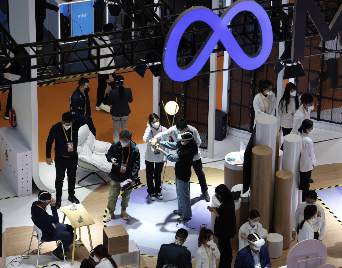 ▲중국 상하이 엑스포에서 소비자들이 인공지능(AI)을 체험하고 있다. 상하이(중국)/신화뉴시스