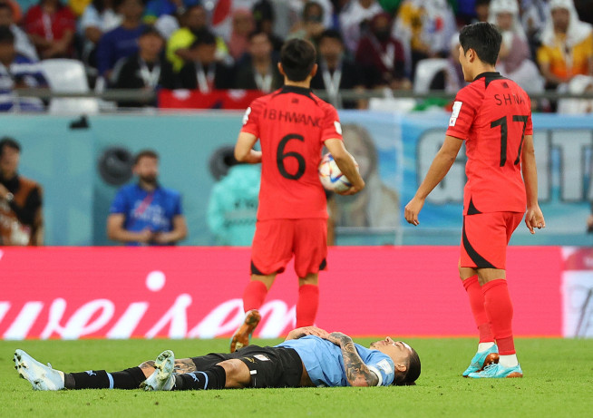 ▲24일 오후(현지시간) 카타르 알라이얀의 에듀케이션 시티 스타디움에서 열린 2022 카타르 월드컵 조별리그 H조 1차전 대한민국과 우루과이 경기. 우루과이 다르윈 누녜스가 한국 수비에 넘어진 뒤 누워있다.(연합뉴스)