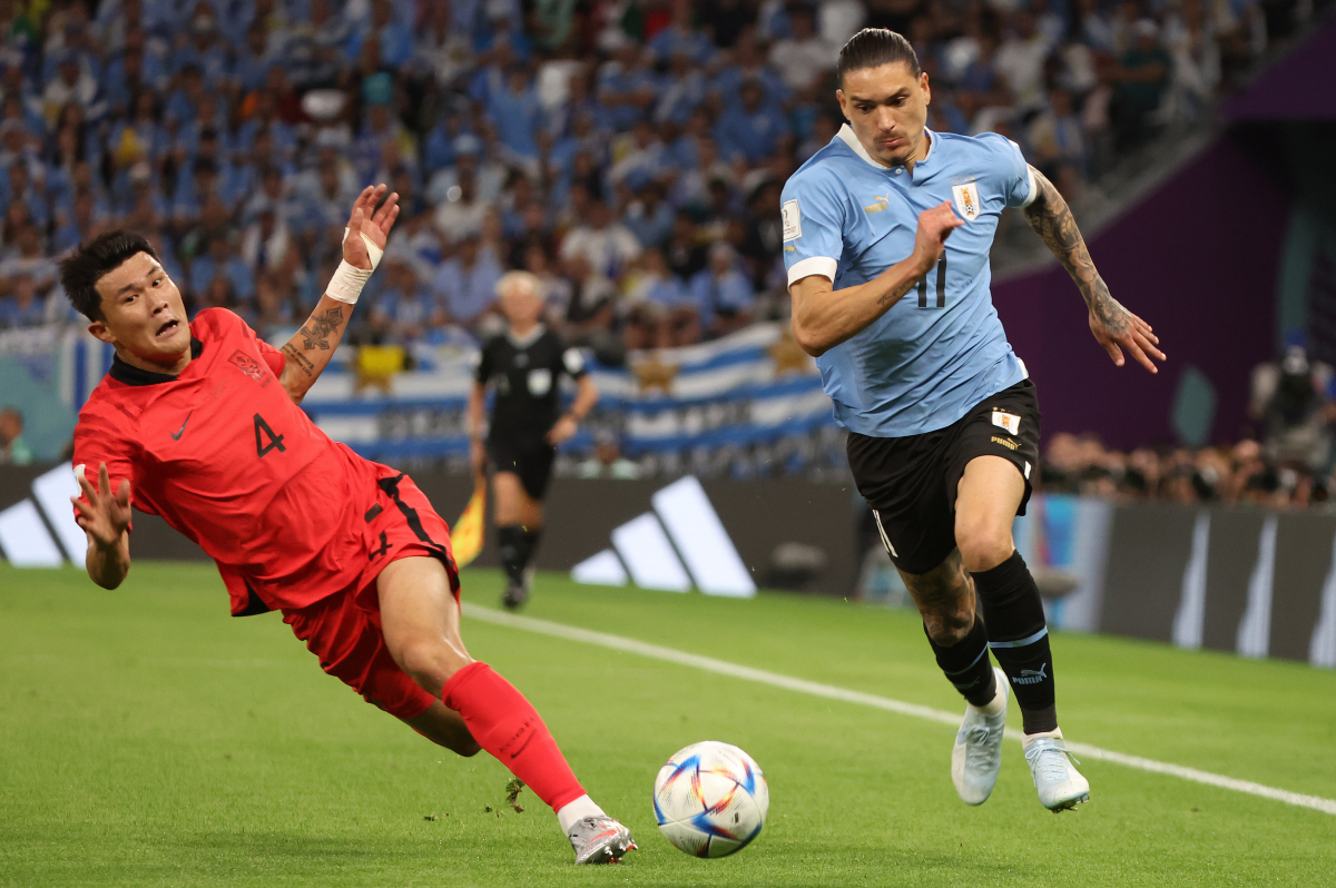 ▲24일(현지시간) 카타르 알라이얀 에듀케이션 시티 스타디움에서 열린 2022 카타르 월드컵 H조 1차전 대한민국과 우루과이의 경기, 김민재가 우루과이 누녜스가 드리블 할 때 발을 헛디뎌 미끄러지고 있다.(연합뉴스)