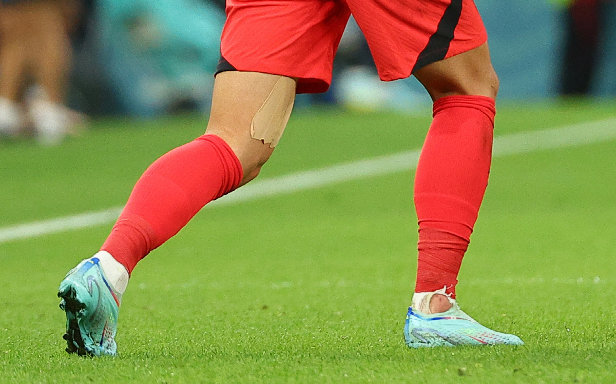 ▲24일 오후(현지시간) 카타르 알라이얀의 에듀케이션 시티 스타디움에서 열린 2022 카타르 월드컵 조별리그 H조 1차전 대한민국과 우루과이 경기. 우루과이 마르틴 카세레스의 태클에 한국 손흥민의 양말이 찢어져 있다. (연합뉴스)