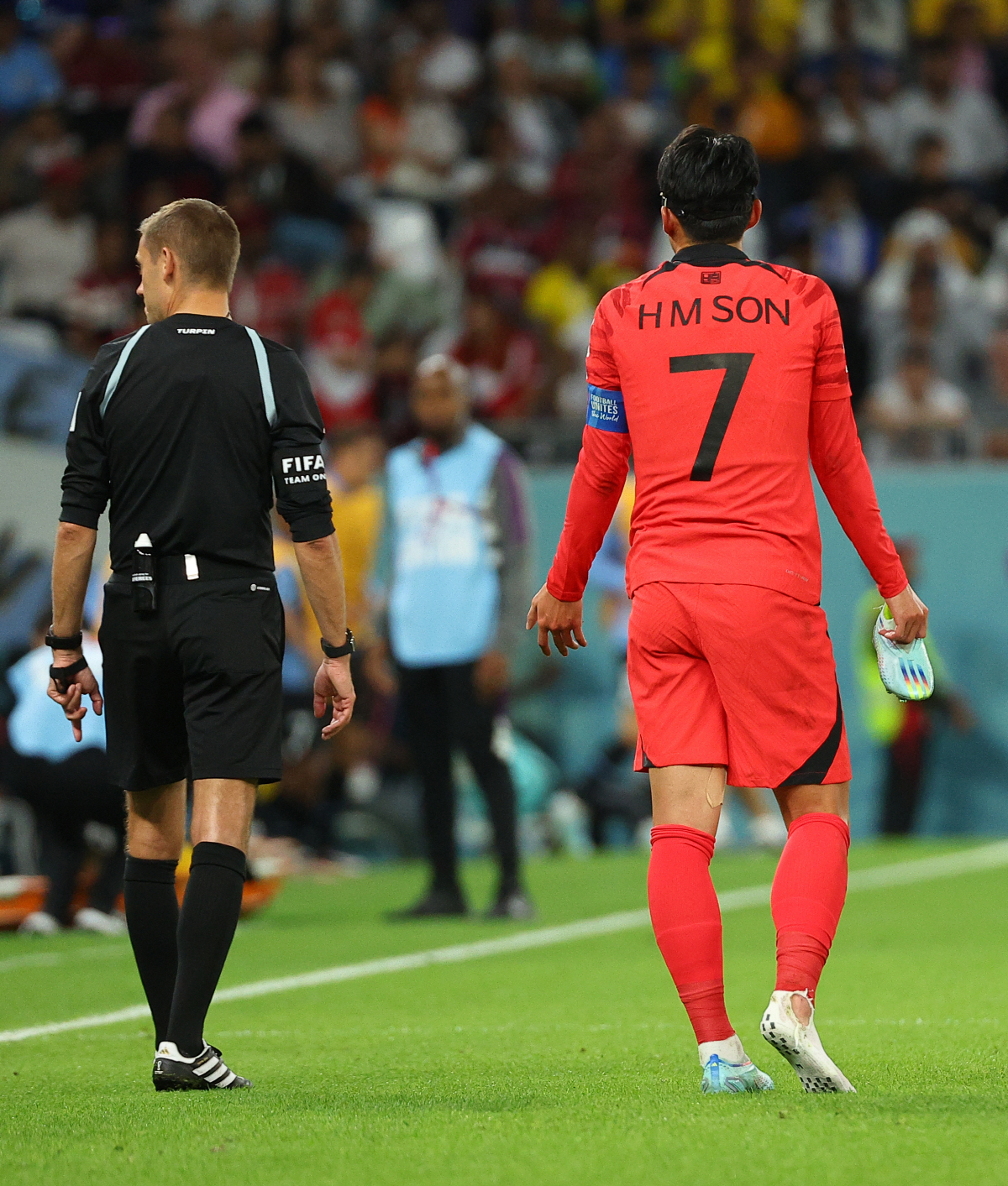 ▲24일 오후(현지시간) 카타르 알라이얀의 에듀케이션 시티 스타디움에서 열린 2022 카타르 월드컵 조별리그 H조 1차전 대한민국과 우루과이 경기. 우루과이 마르틴 카세레스의 태클에 한국 손흥민의 양말이 찢어져 있다. (연합뉴스)