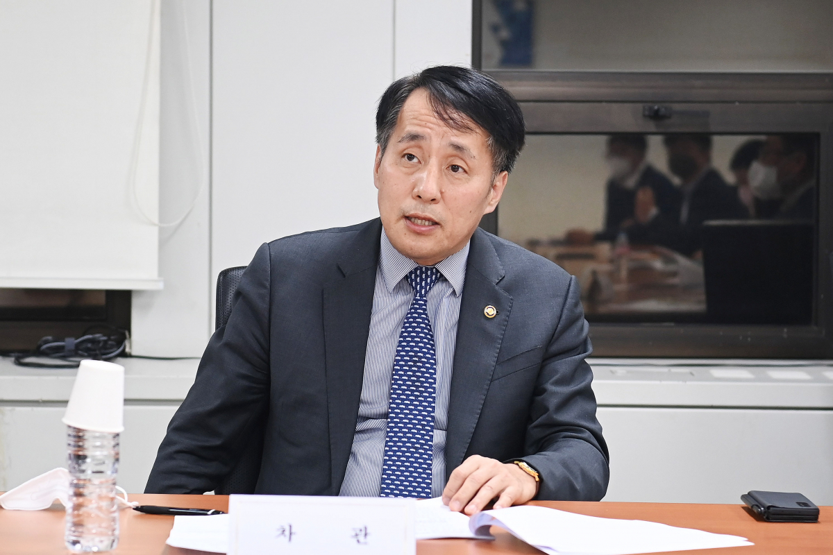 ▲장영진 산업통상자원부 1차관이 24일 서울 서울 여의도 전력기반센터 대회의실에서 화물연대 운송거부 대비 점검회의를 주재하고 있다. (사진제공=산업통상자원부)