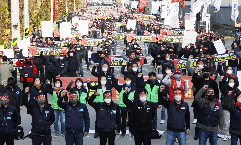 ▲24일 오전 경기도 의왕시 내륙컨테이너기지(ICD)에서 열린 민주노총 공공운수노조 화물연대본부 총파업 출정식에서 노조원들이 구호를 외치고 있다. (조현호 기자 hyunho@)