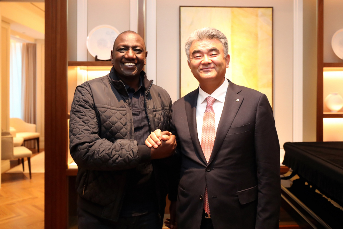▲윌리엄 루토(William Ruto) 케냐 대통령과 중흥그룹 정원주 부회장 (사진제공=대우건설)