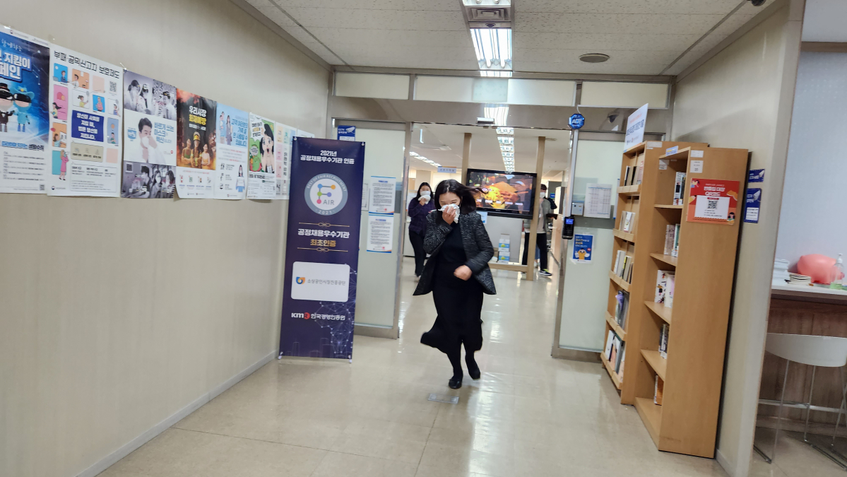 ▲23일 오후 '2022년 안전한국훈련' 일환으로 소진공 입주시설(대림빌딩)의 여러 입주기관 및 업체들과 통합 화재대피훈련을 실시했다. (사진제공=소상공인시장진흥공단)