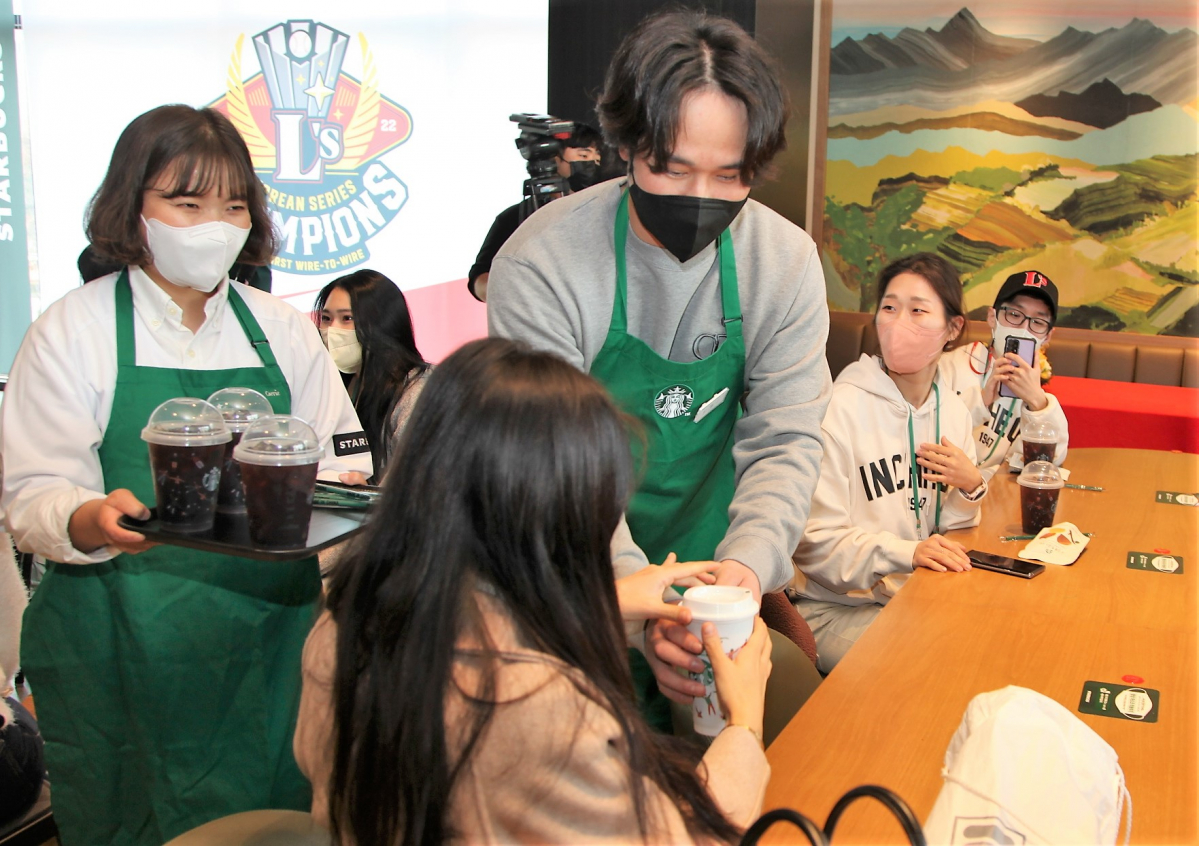 ▲SSG랜더스 최정 선수가 일일 바리스타로 변신하여 팬들에게 커피를 제공하고 있다. (사진제공=스타벅스코리아)
