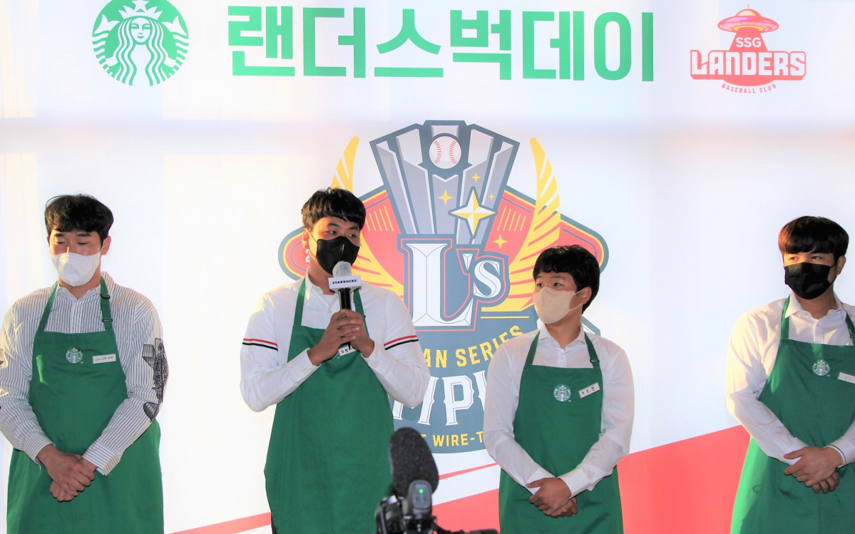 ▲SSG랜더스 선수들이 스타벅스 일일 바리스타로 변신했다.(왼쪽부터 박종훈,김광현,최경모, 김민식 선수) (사진제공=스타벅스코리아)