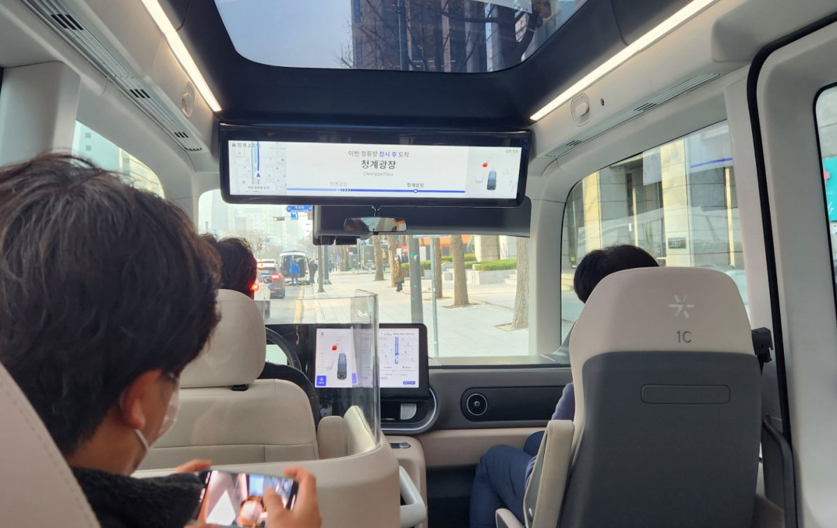 ▲청계천 자율주행버스 내부에 설치된 대형 모니터. (김채빈 기자 chaebi@)