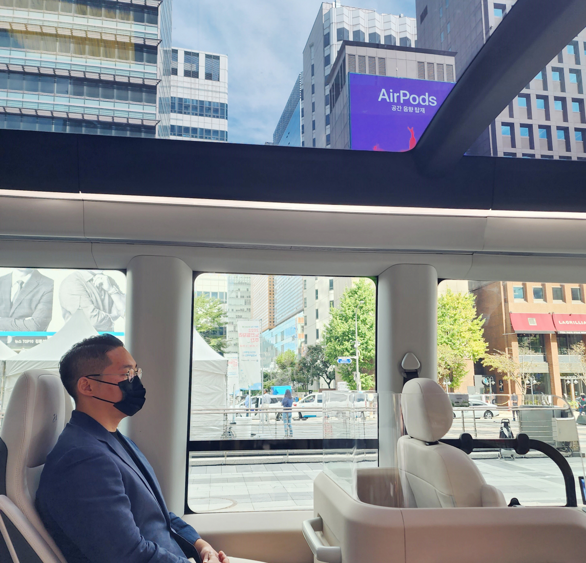 ▲청계천 자율주행버스 내부에서 밖을 바라보는 모습. (자료제공=서울시)