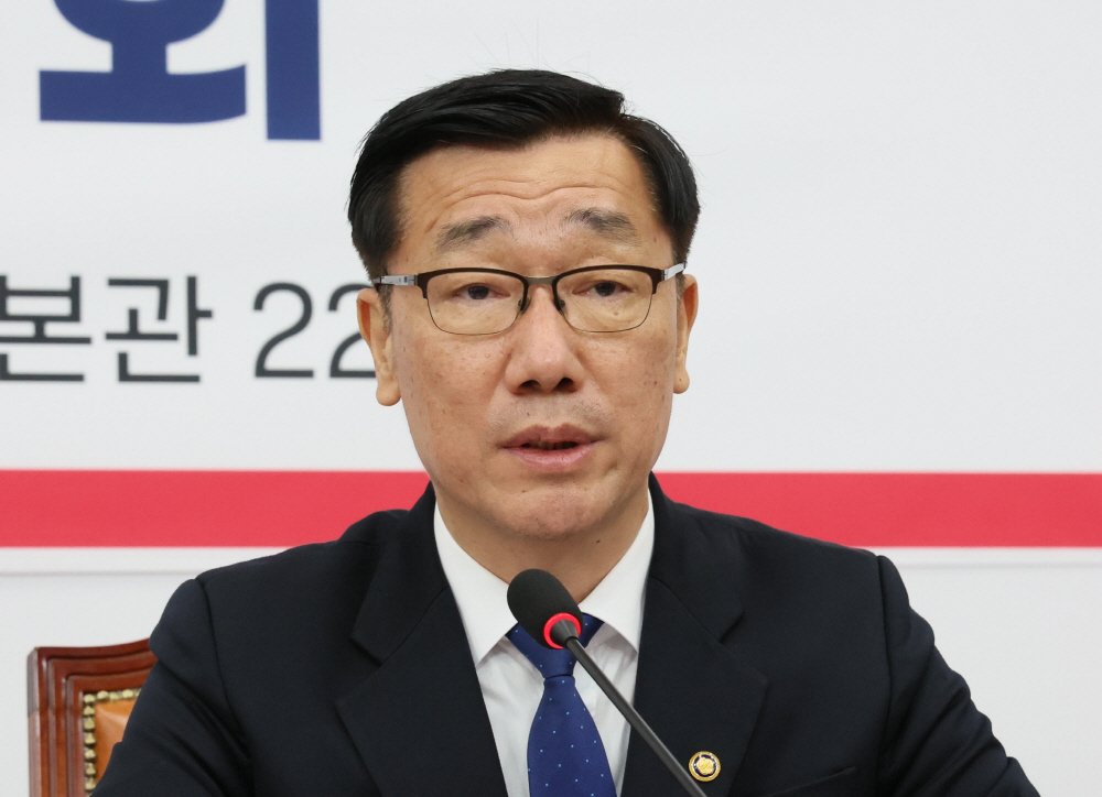 ▲어명소 국토교통부 2차관이 22일 오전 국회에서 열린 '화물연대 집단 운송거부사태 점검 긴급 당정협의회'에서 발언하고 있다. (연합뉴스)