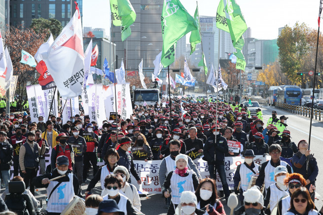 ▲전국민중행동, 서울민중행동, 민주노총 서울본부 등 관계자들이 윤석열 정부 규탄, 한미일 군사동맹 반대, 대북적대정책 중단 등을 촉구하며 26일 오후 서울역 인근에서 광화문까지 서울민중대회 대행진을 하고 있다. (연합뉴스)