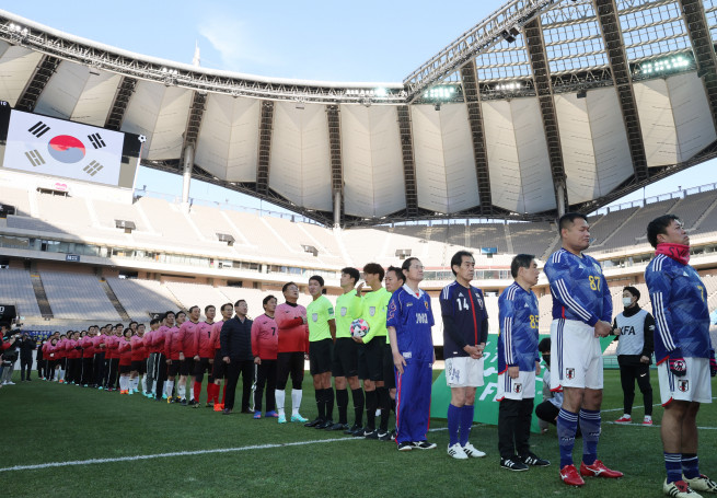 ▲26일 오후 서울월드컵경기장에서 열린 2002년 한일월드컵 개최 20주년 기념 한·일 국회의원 축구대회에서 국민의힘 비대위원장인 정진석 국회의원축구연맹 회장과 의원들이 애국가를 부르고 있다. (연합뉴스)