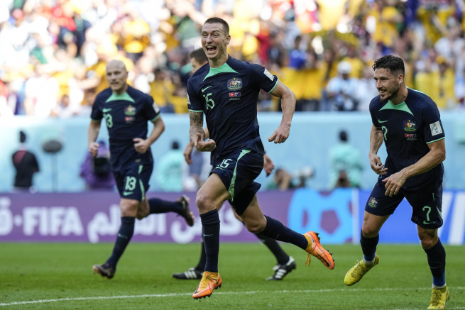 ▲호주의 미철 듀크(가운데)가 26일 카타르 알와크라 알자눕 스타디움에서 열린 튀니지와의 2022 국제축구연맹(FIFA) 카타르 월드컵 D조 조별리그 2차전, 전반 23분에 헤더로 득점한 뒤 기뻐하고 있다. (연합뉴스)