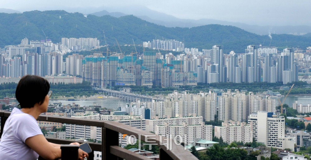 ▲서울 남산에서 바라본 아파트 단지. 신태현 기자 holjjak@ (이투데이DB)