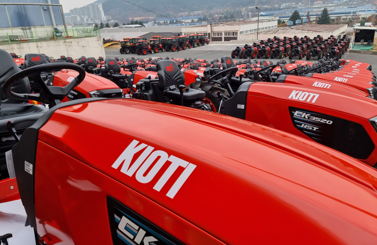 ▲22일 대구광역시 달성군에 위치한 대동 대구공장 외부에 카이오티 트랙터들이 나란히 주차돼 있다. (심민규 기자 wildboar@)