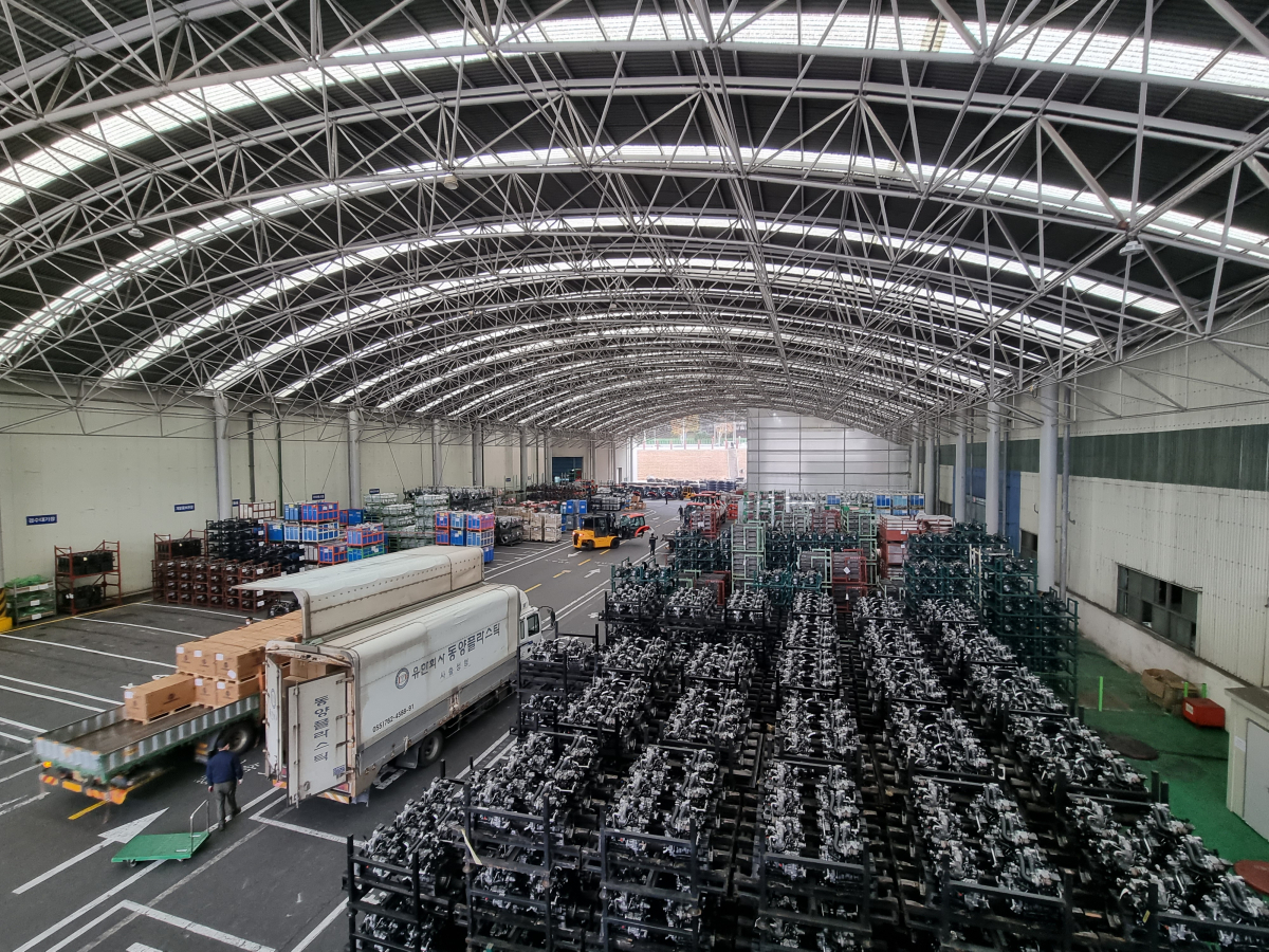 ▲22일 대구광역시 달성군에 위치한 대동 대구공장서 엔진 공장과 농기계 조립 고장을 잇는 곳에 완성된 엔진이 쌓여 있다. (심민규 기자 wildboar@)