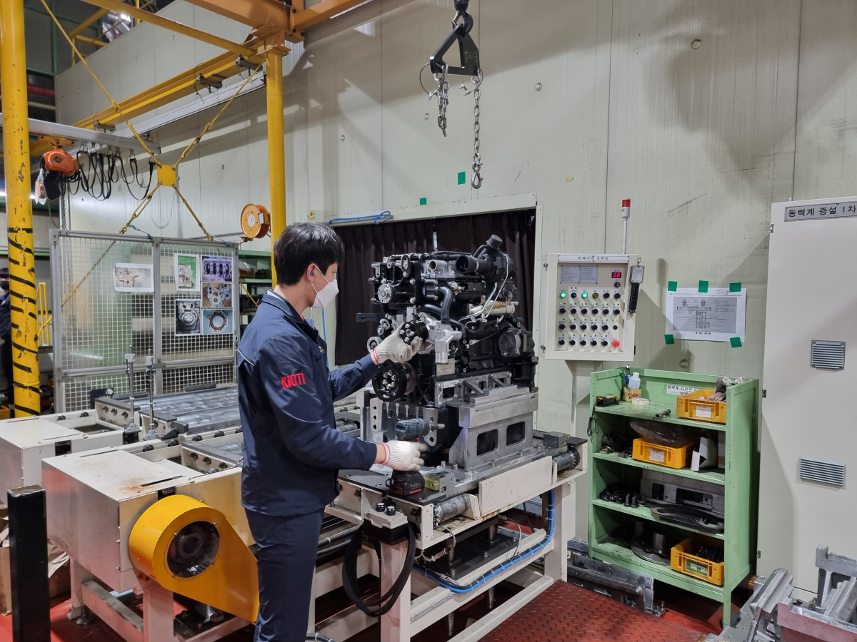 ▲22일 대구광역시 달성군에 위치한 대동 대구공장 엔진 조립 공정에서 근로자가 작업 중이다. (심민규 기자 wildboar@)