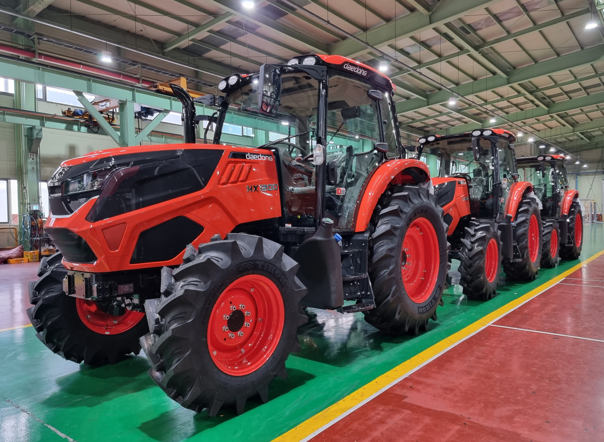 ▲22일 대구광역시 달성군에 위치한 대동 대구공장의 농기계 생산 공정에서 완성된 카이오티 트랙터 'HX1200'이 나란히 서있다. (심민규 기자 wildboar@)