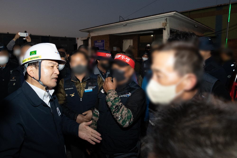 ▲원희룡 국토교통부 장관이 26일 오후 경북 포항 소재 철강 산업단지의 포스코와 철강재 운송업체를 방문해 화물연대 조합원들을 만나고 있다. (사진제공=국토교통부)