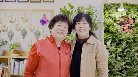 ▲3대째(39년) 선행 중인 이이순 씨(74·왼쪽)와 딸 김현미 씨.(사진제공=LG)

