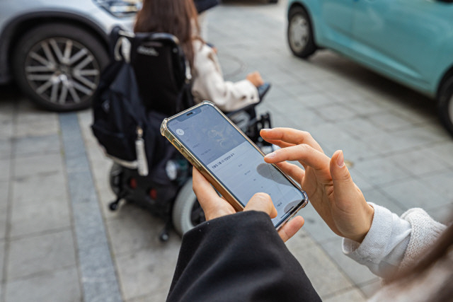 ▲SK행복나눔재단은 요기요와 함께 11월 휠체어 이동정보 수집을 위한 임직원 자원봉사를 진행했다.
 (사진제공=SK그룹)