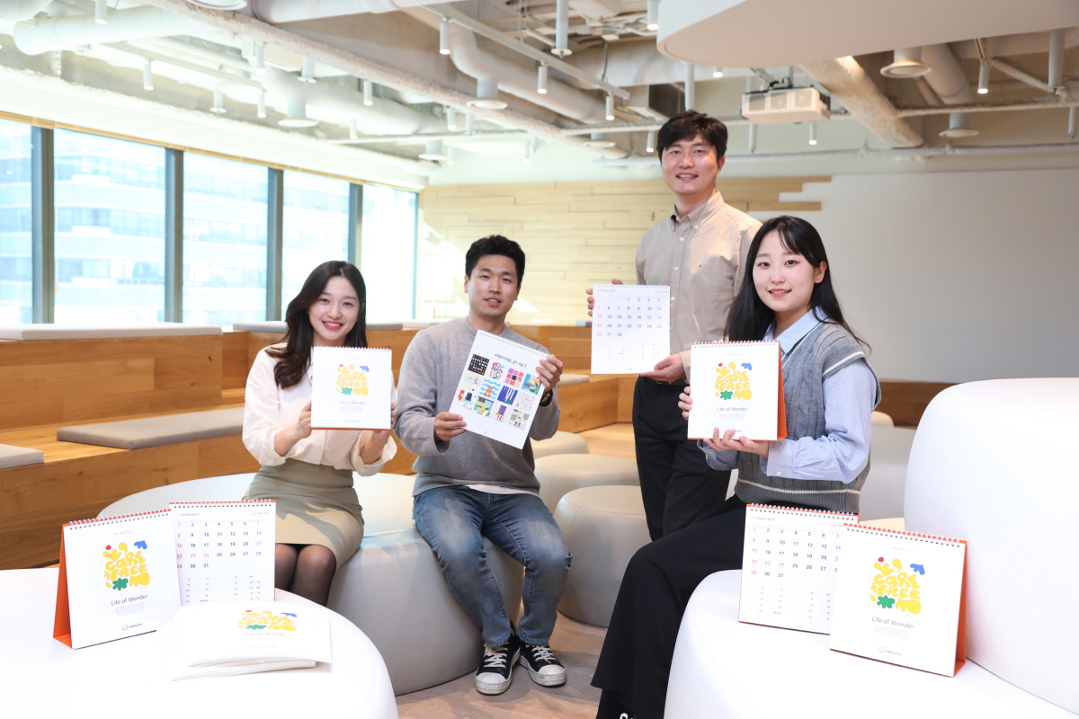 ▲한화그룹 임직원들이 새로 제작한 2023년 점자달력을 살펴보고 있다. 사진 제공=한화그룹
