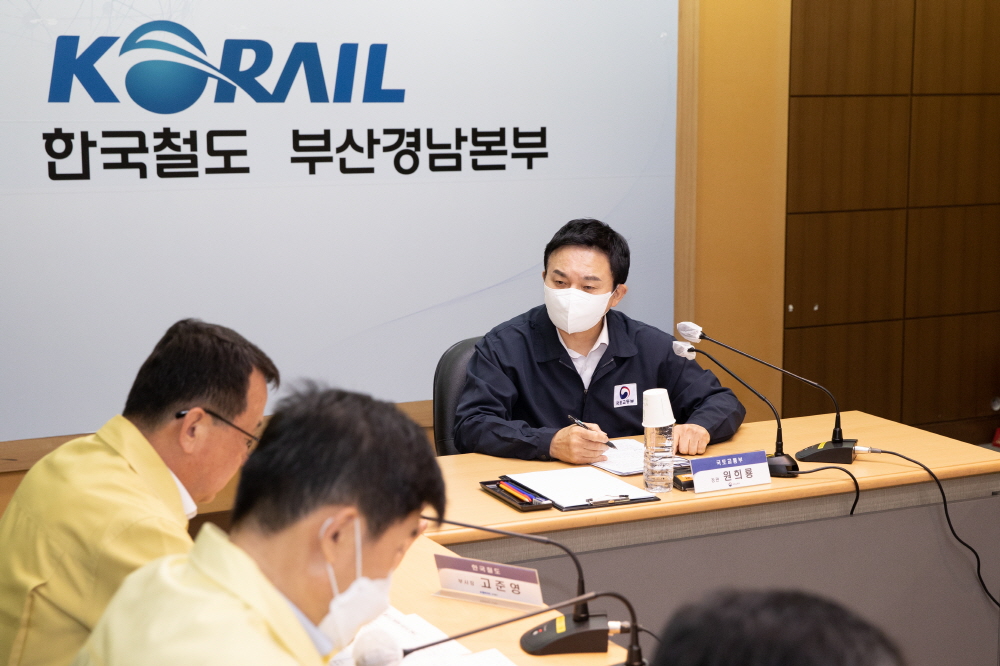 ▲원희룡 국토교통부 장관이 27일 부산역에서 철도노조 파업 대비 점검회의를 주재하고 있다. (사진제공=국토교통부)