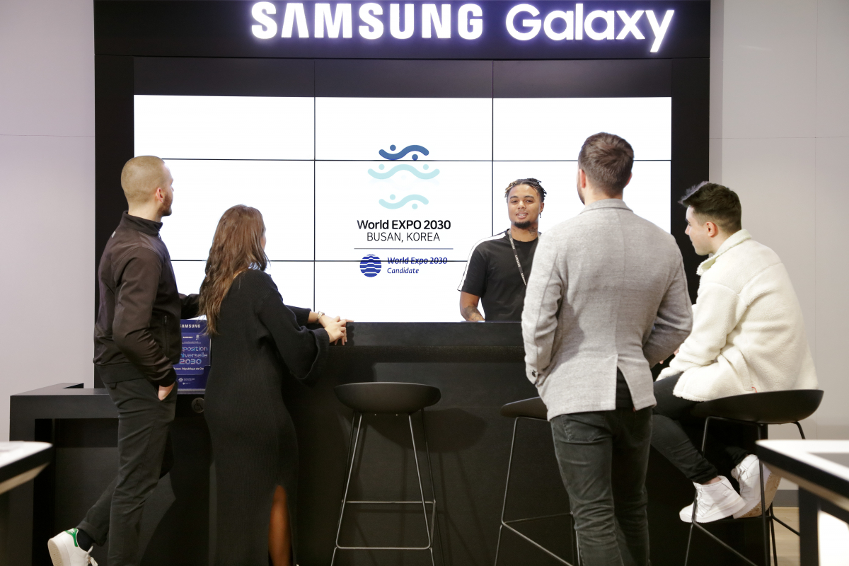 ▲파리 근교 벨리지에 위치한 삼성 매장에서 '2030 부산세계박람회' 홍보 영상이 상영되는 모습. (사진제공=삼성전자)