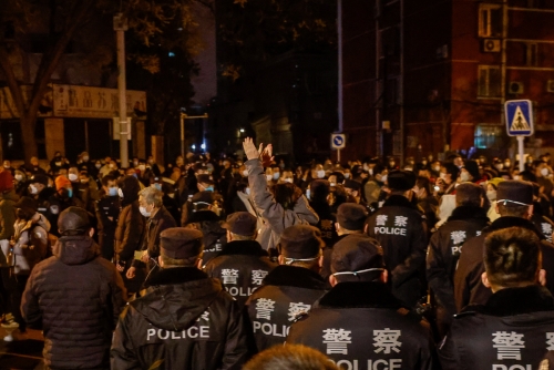 ▲중국 베이징에서 제로 코로나 정책에 항의하는 시위대와 경찰이 27일 대치하고 있다. 베이징(중국)/EPA연합뉴스
