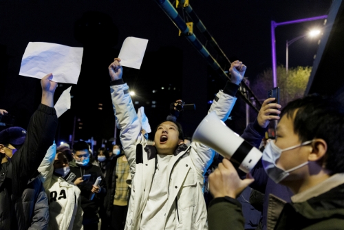 ▲중국 시민이 백지를 들고 28일 당국의 제로 코로나 정책에 항의하는 시위를 하고 있다. 베이징(중국)/로이터연합뉴스
