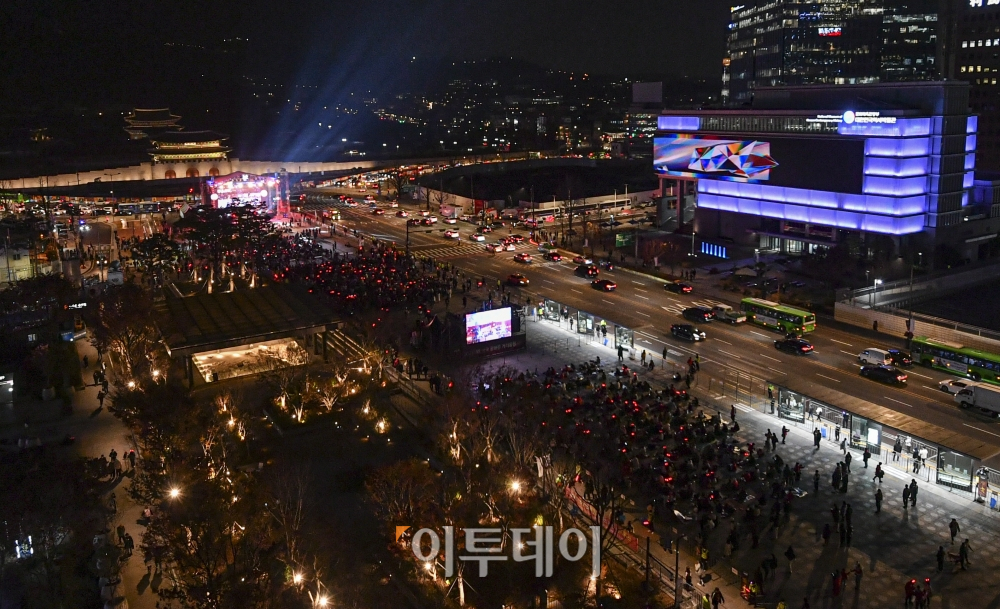 ▲'2022 카타르 월드컵' 대한민국과 우루과이의 경기가 열렸던 지난 24일 오후 서울 종로구 광화문광장이 거리응원 나온 시민들로 붐비고 있다.  (조현호 기자 hyunho@)