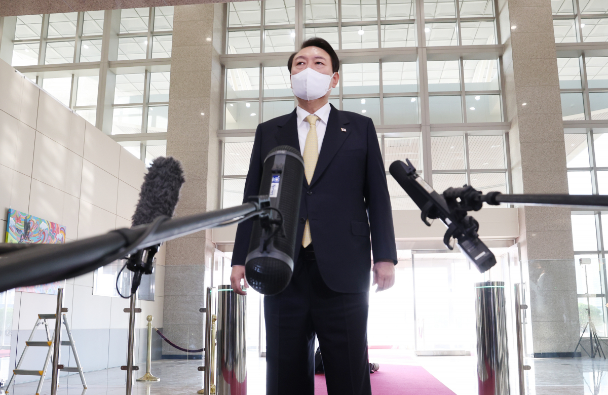 ▲윤석열 대통령이 18일 오전 서울 용산 대통령실 청사로 출근, 기자들과 질의응답을 하고 있다. (연합뉴스)