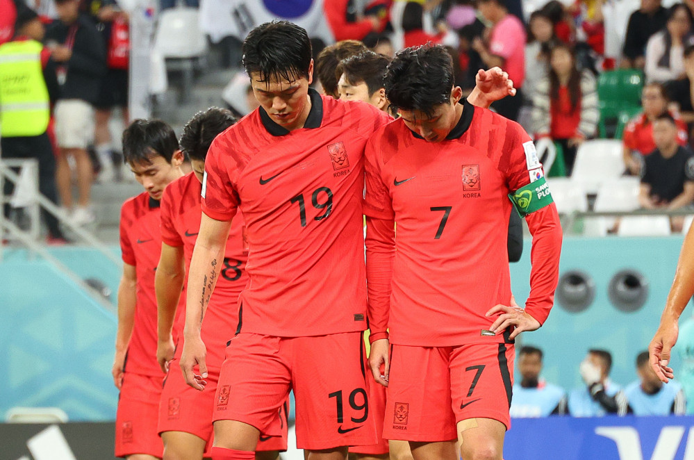 ▲28일 오후(현지시간) 카타르 알라이얀의 에듀케이션 시티 스타디움에서 열린 2022 카타르 월드컵 조별리그 H조 2차전 대한민국과 가나의 경기. 2-3으로 경기가 종료되자 손흥민과 김영권이 아쉬워하고 있다.  (연합뉴스)
