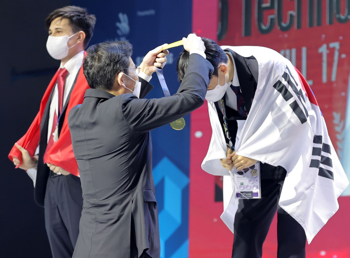 ▲ 이재용 삼성전자 부회장이 10월 17일 경기도 고양시 킨텍스에서 열린 2022 국제기능올림픽 특별대회 폐회식에서 한국선수에게 금메달을 시상하고 있다. (뉴시스)