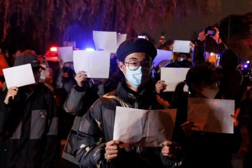 ▲중국 제로 코로나 정책에 반대하는 시민들이 27일 베이징에서 백지를 들고 시위를 벌이고 있다. 
 (베이징(중국)/로이터연합뉴스)