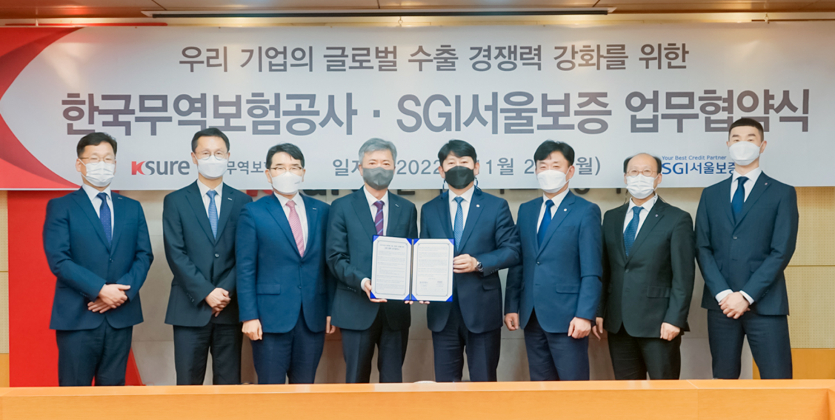 ▲이인호 한국무역보험공사 사장(왼쪽 네번째부터)과 유광열 SGI서울보증 사장인 이달 28일 서울 무보 본사에서 업무 협약을 체결 후 기념촬영하고 있다. (사진제공=한국무역보험공사)