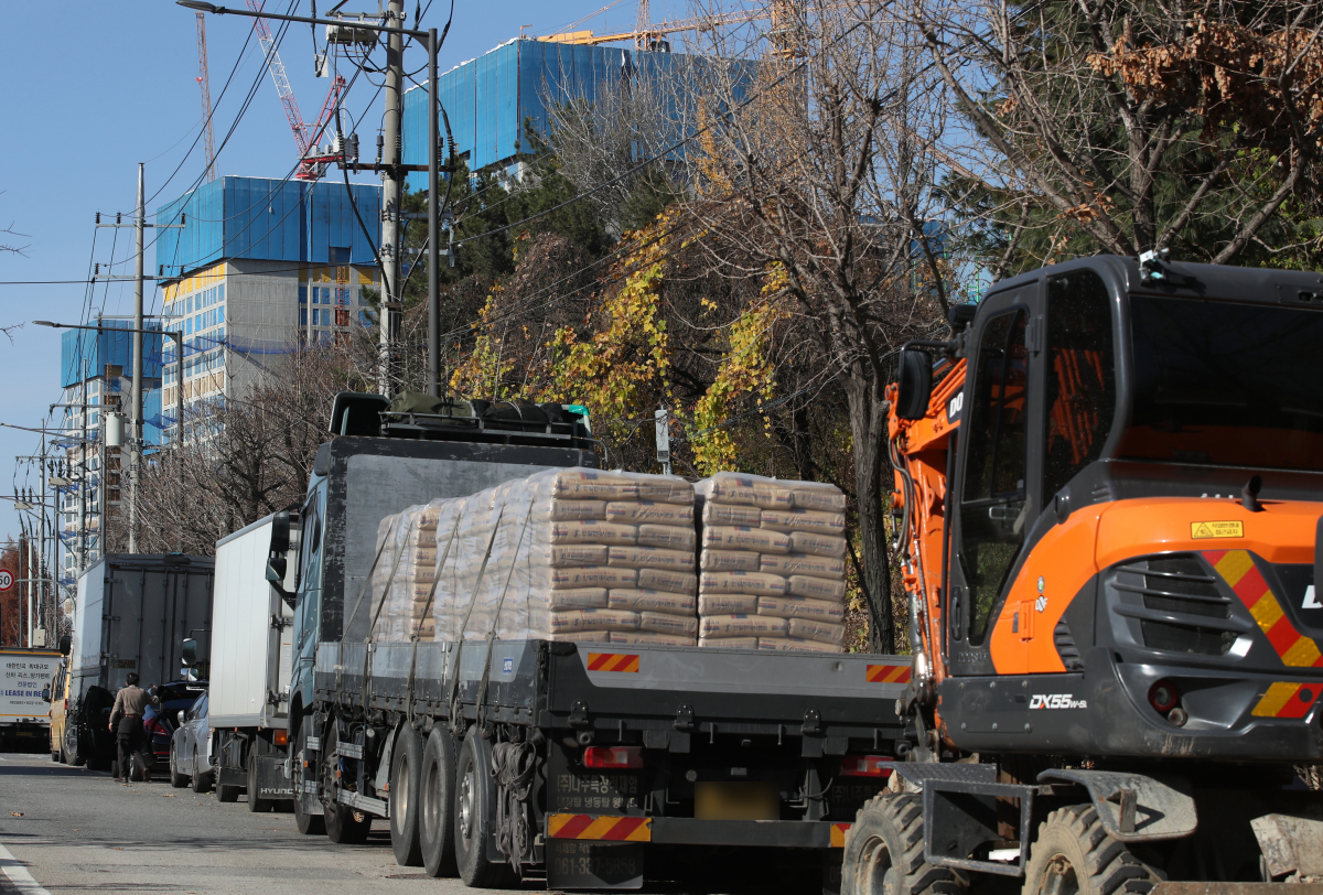 ▲서울 강동구 둔촌주공아파트 건설현장 인근 도로에 시멘트를 가득 실은 트럭이 주차돼 있다. (뉴시스)