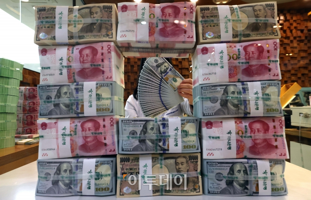 ▲지난달 31일 서울 중구 하나은행 위변조대응센터에서 관계자가 외화를 정리하고 있다. 신태현 기자 holjjak@ (이투데이DB)