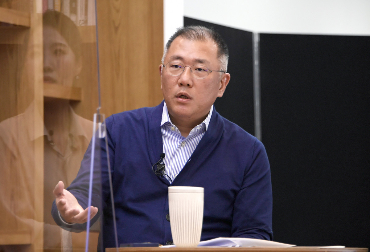 ▲정의선 현대차그룹 회장이 미국 인플레이션 감축법에 정면 대응하겠다는 의지를 드러냈다. 우회전략이나 규제 완화에 기대는 대신, 초기 피해를 일부 감수하더라도 전용 공장의 조기 준공과 배터리의 안정적인 확보 등에 주력하고 나섰다.   (사진제공=현대차그룹)