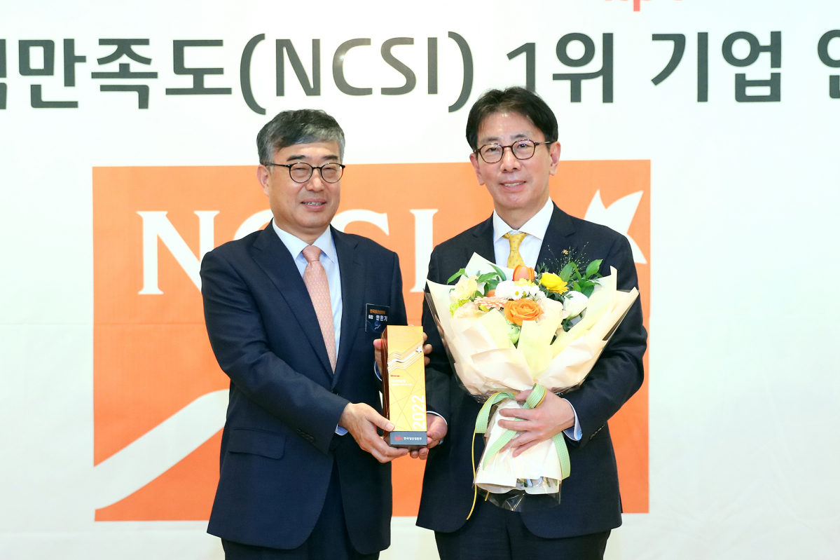 ▲29일 열린 '2022년도 국가고객만족도(NCSI) 1위 기업 인증식'에서 안완기 한국생산성본부 회장(왼쪽)과 이재근 KB국민은행장(오른쪽)이 기념촬영을 하고 있다. (사진제공=KB금융그룹)