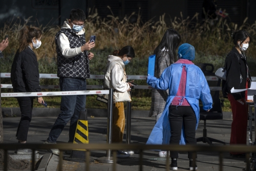 ▲중국 베이징에서 시민들이 코로나19 검사를 받기 위해 기다리고 있다. 베이징(중국)/AP연합뉴스
