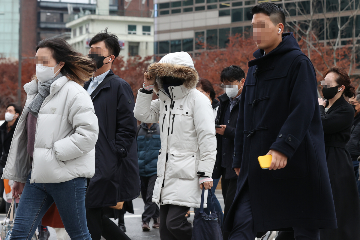 ▲낮 기온이 전날보다 5도가량 낮아질 것으로 예보된 29일 오전 광화문네거리에서 시민들이 횡단보도를 건너고 있다.  (연합뉴스)