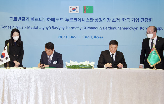 ▲지난 29일 개최된‘한-투르크메니스탄 기업 간담회’에서 현대엔지니어링 홍현성 대표이사(왼쪽)과 도브란 후다이베르디예프투르크메니스탄 산업기업인연맹 회장이 ‘투르크메니스탄 암모니아 요소비료 공장’ 사업 협력에 대한 양해각서(MOU)에 서명하고 있다 (자료제공=현대엔지니어링)