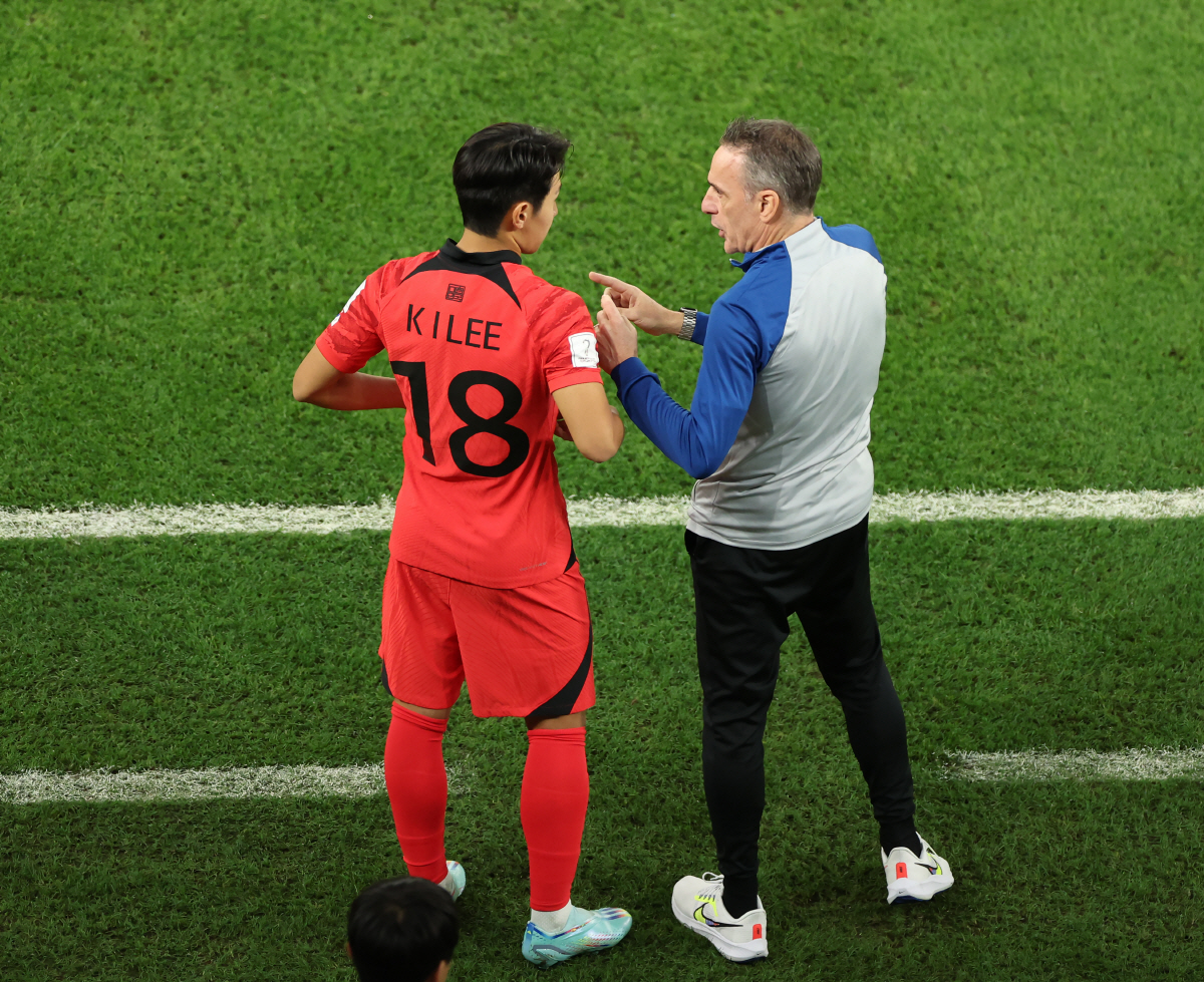 ▲28일 오후(현지시간) 카타르 알라이얀의 에듀케이션 시티 스타디움에서 열린 2022 카타르 월드컵 조별리그 H조 2차전 대한민국과 가나의 경기. 후반 교체 투입되는 이강인에게 벤투 감독이 전술을 설명하고 있다.(연합뉴스)