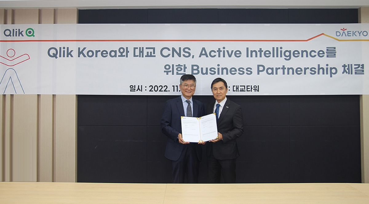 ▲이령 대교CNS 대표(오른쪽)와 김한호 클릭 코리아 지사장이 총판 계약을 체결하고 있다. (대교그룹)