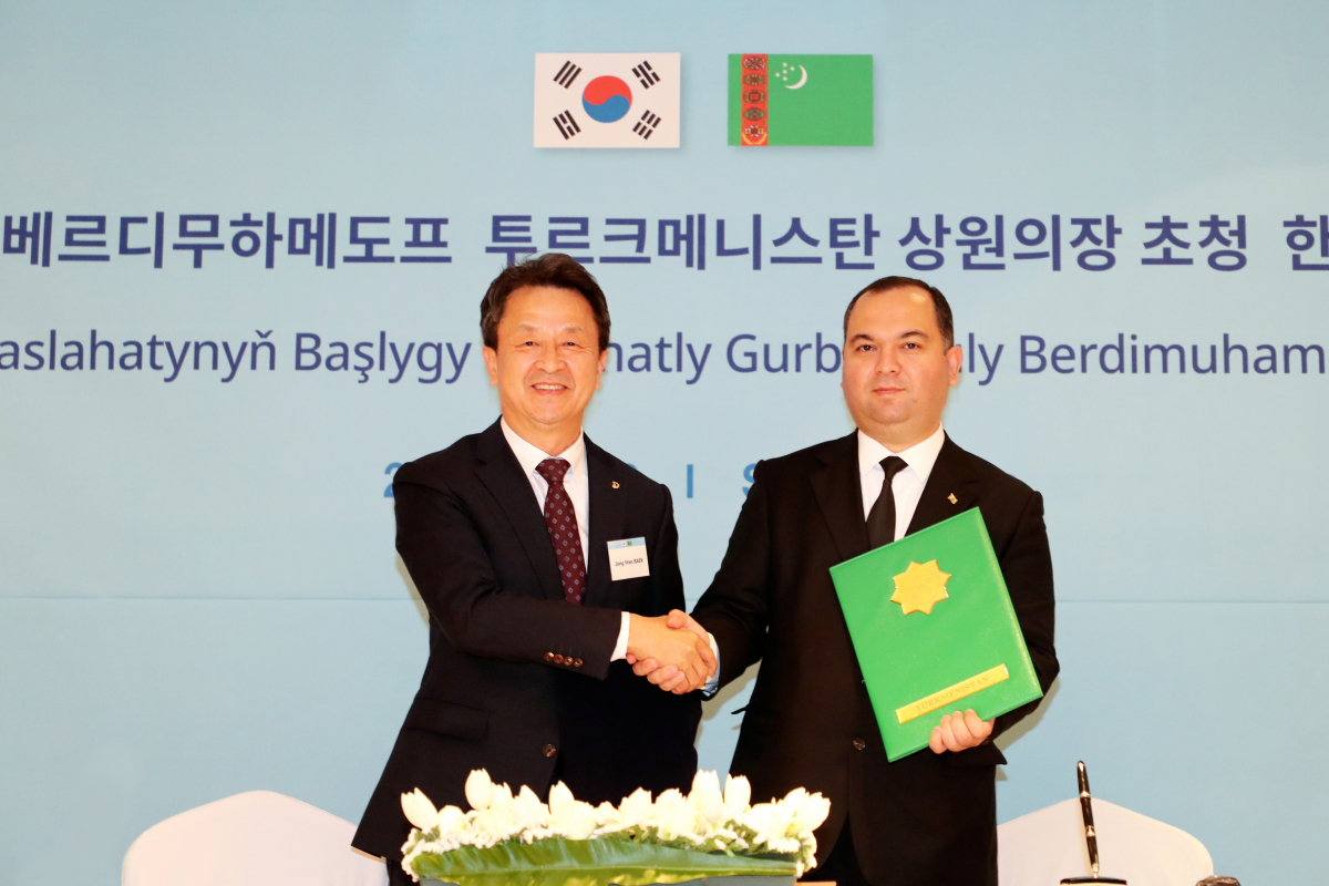 ▲백정완 대우건설 사장과 투르크멘히미야 니야즐리니야즐리예프 투르크멘화학공사 회장 (자료제공=대우건설)