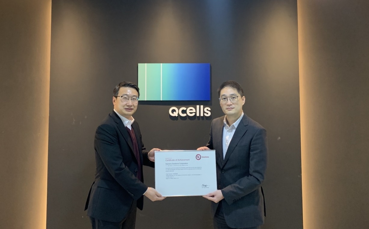 ▲한화큐셀의 박정필 시스템개발센터장(사진 왼쪽)과 웨슬리 곽(Wesley Kwok) UL솔루션즈 아시아 총괄이사가 29일 서울 금천구 한화큐셀 시스템개발센터에 인증시험소 명패 전달식에서 기념 촬영을 하고 있다. (사진제공=한화솔루션)