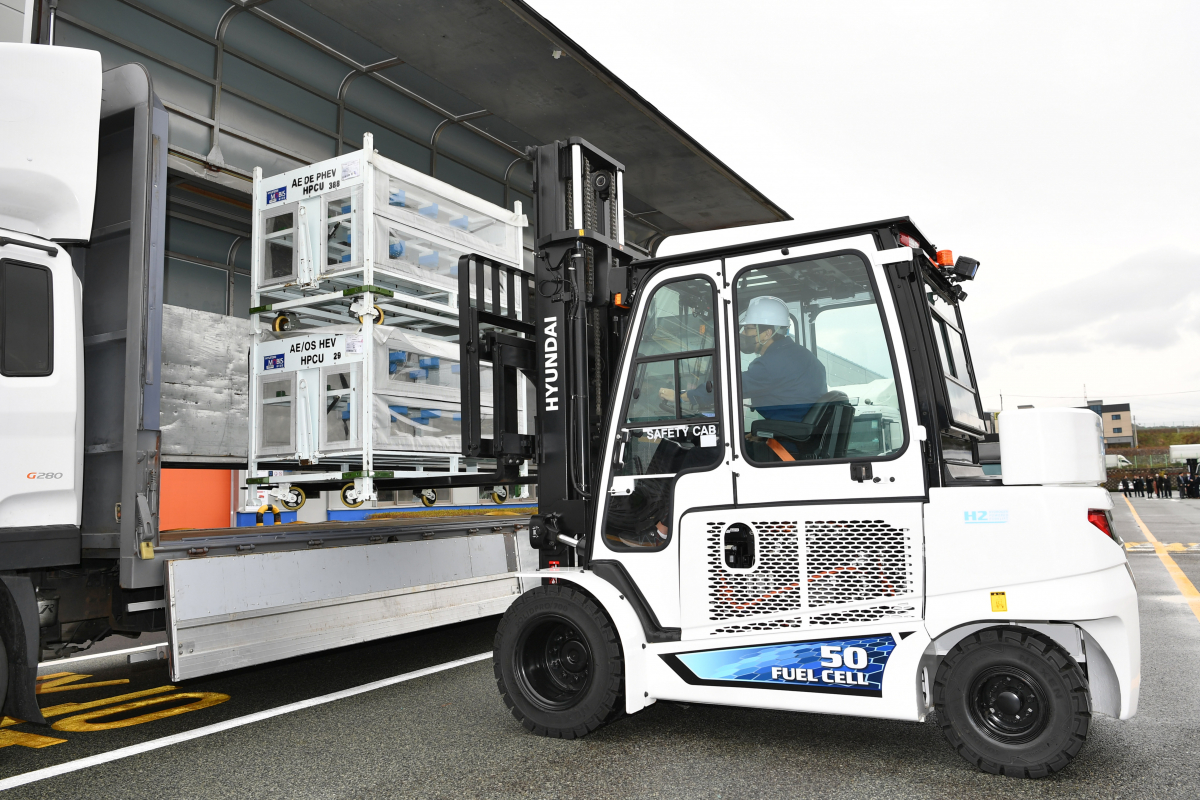 ▲수소모빌리티 실증사업이 진행되는 현대글로비스 울산 KD 센터에서 작업자가 수소지게차를 이용해 작업을 하고 있다 (사진제공=현대모비스)