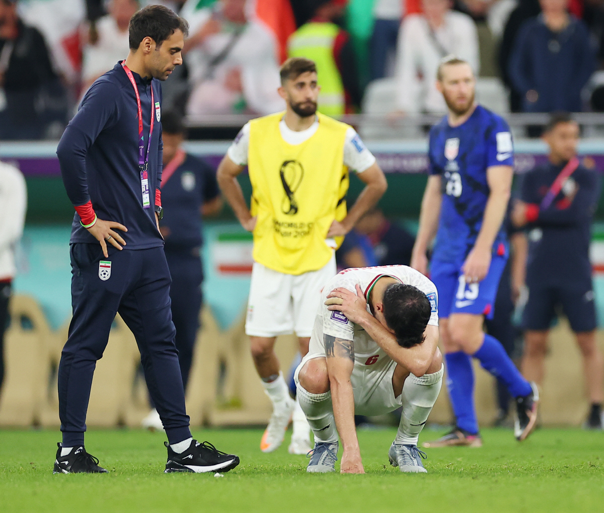 ▲30일(한국시간) 카타르 도하 앗수마마 스타디움에서 열린 2022 카타르 월드컵 B조 조별리그 3차전 이란과 미국의 경기가 끝난 뒤 이란 사이드 에자톨라히가 눈물을 흘리고 있다. (연합뉴스)