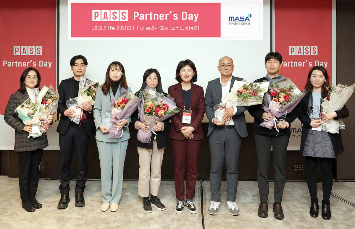 ▲오세현 모바일인증표준협회 협회장(왼쪽 다섯 번째)이 PASS 파트너스데이에서 우수 활용 사례로 수상한 PASS 고객사 직원들과 기념사진을 촬영하고 있다. (사진제공=모바일인증표준협회)